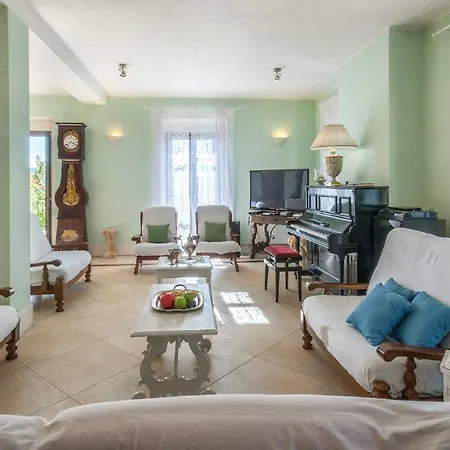 Villa Cappelletti 12, Emma Cesi
