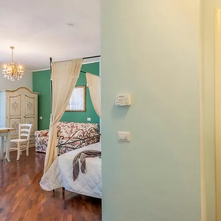 Villa Cappelletti 12, Emma *