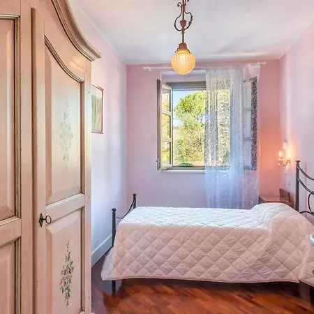 Villa Cappelletti 12, Emma Cesi
