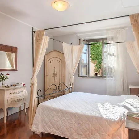 Villa Cappelletti 12, Emma