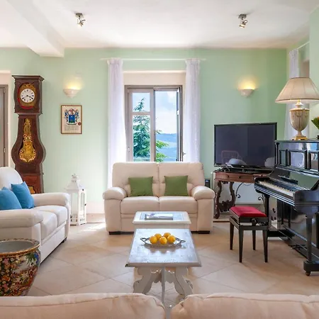 Villa Cappelletti 16&2, Emma *