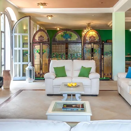 Villa Cappelletti 16&2, Emma Cesi