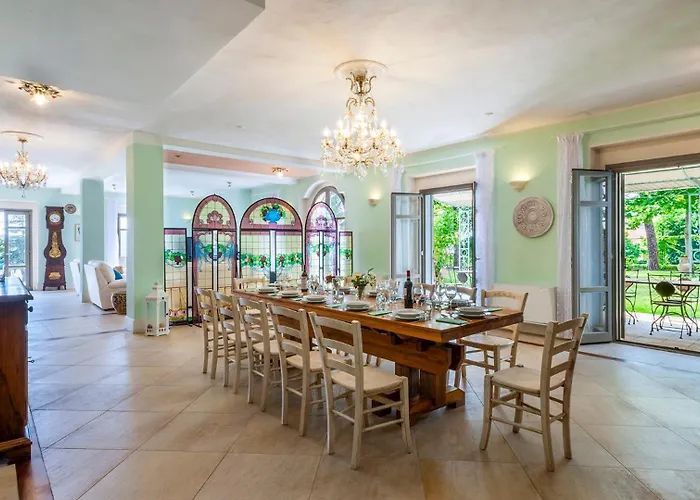 Villa Cappelletti 16&2, Emma Cesi