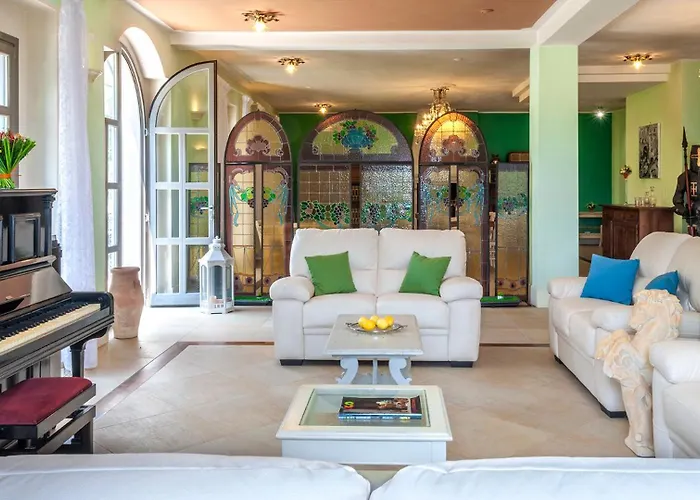 Villa Cappelletti 16&2, Emma Cesi